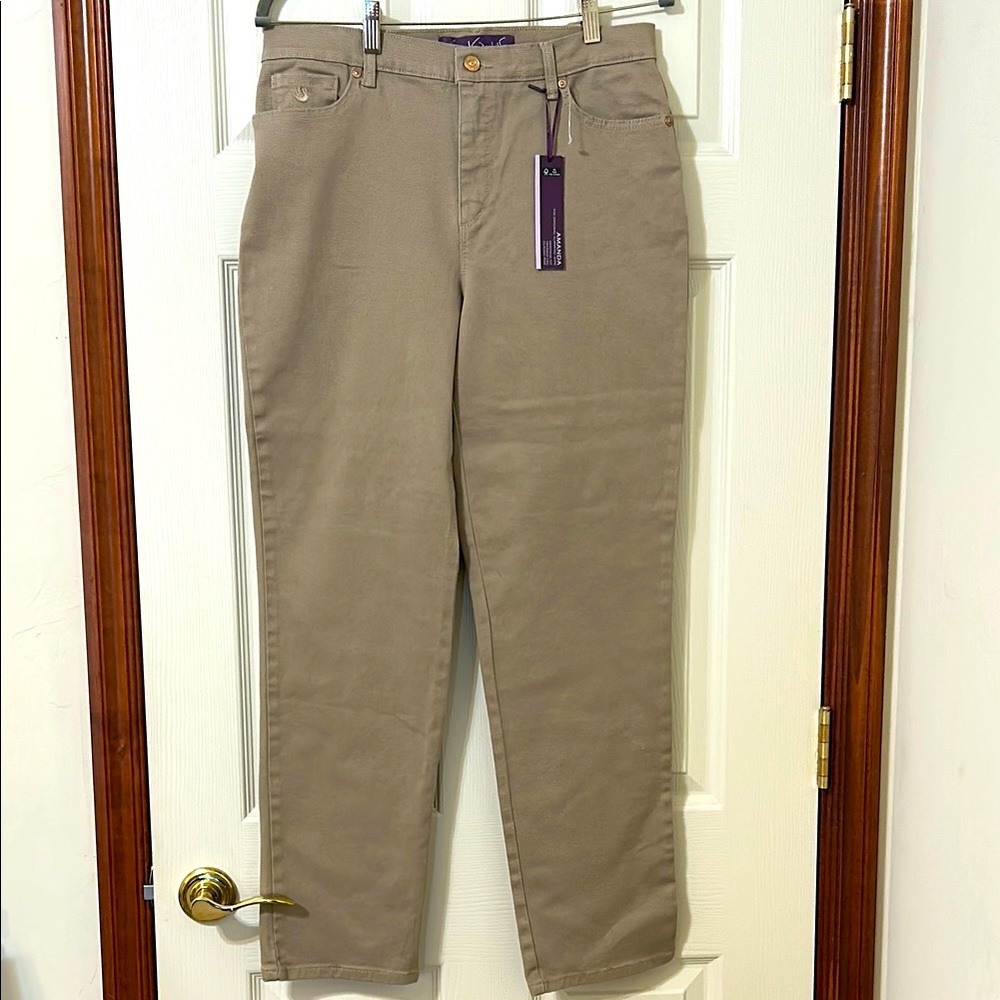 Gloria Vanderbilt Slimming Jeans.     New With Tags
